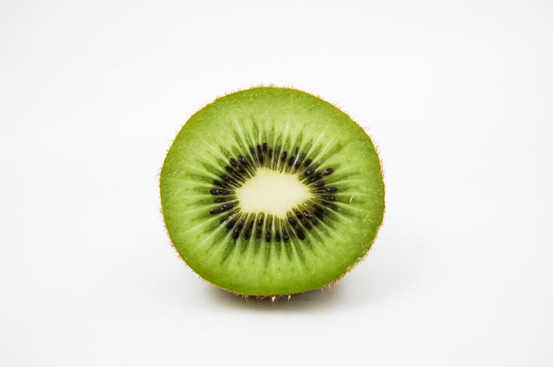 Kiwi xanh New Zealand: chọn quả chín vừa ăn